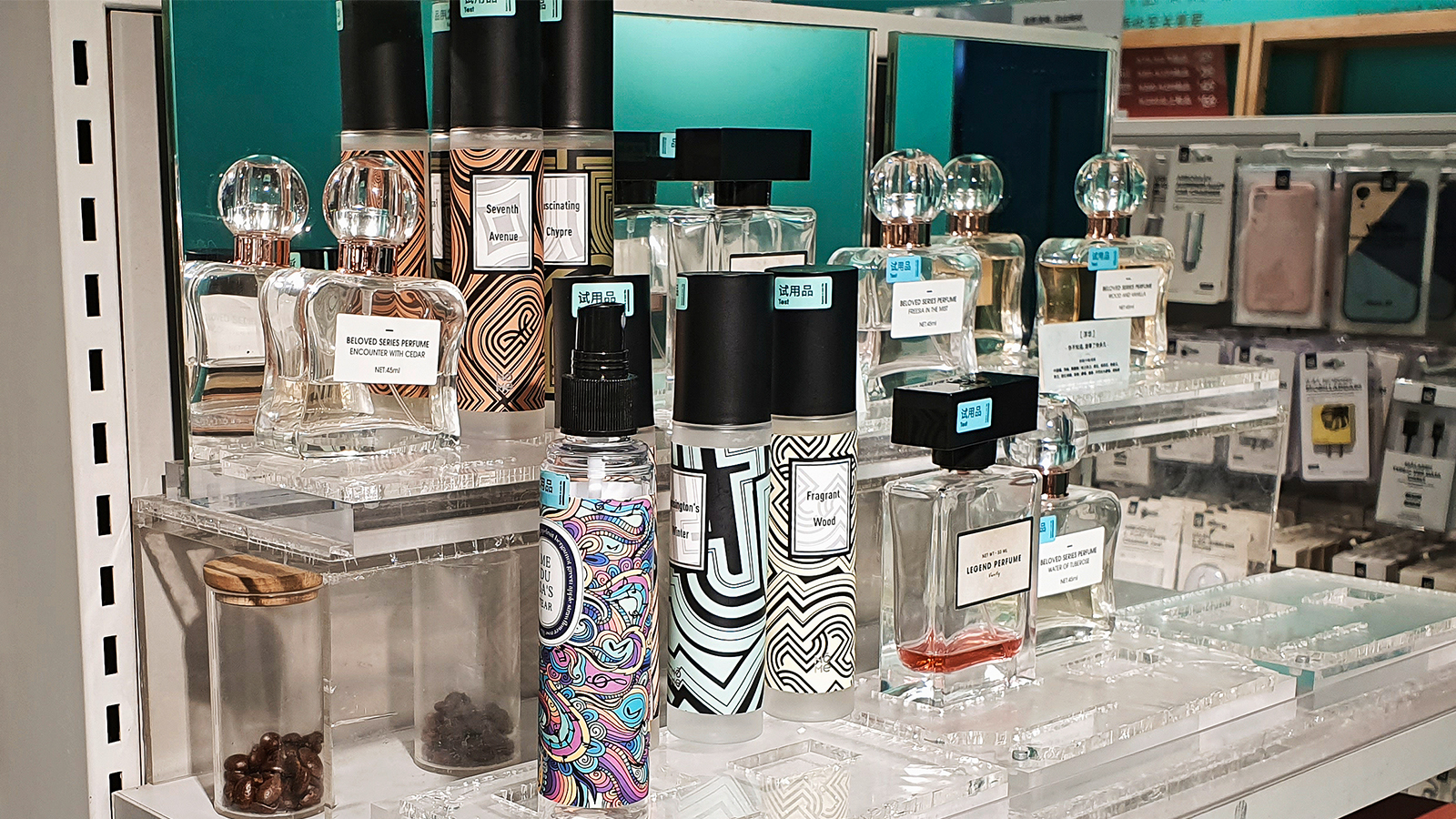 Perfumes are been offered besides ball pens, head sets and fancy mobile phone covers. Photo: Mei Gräfe