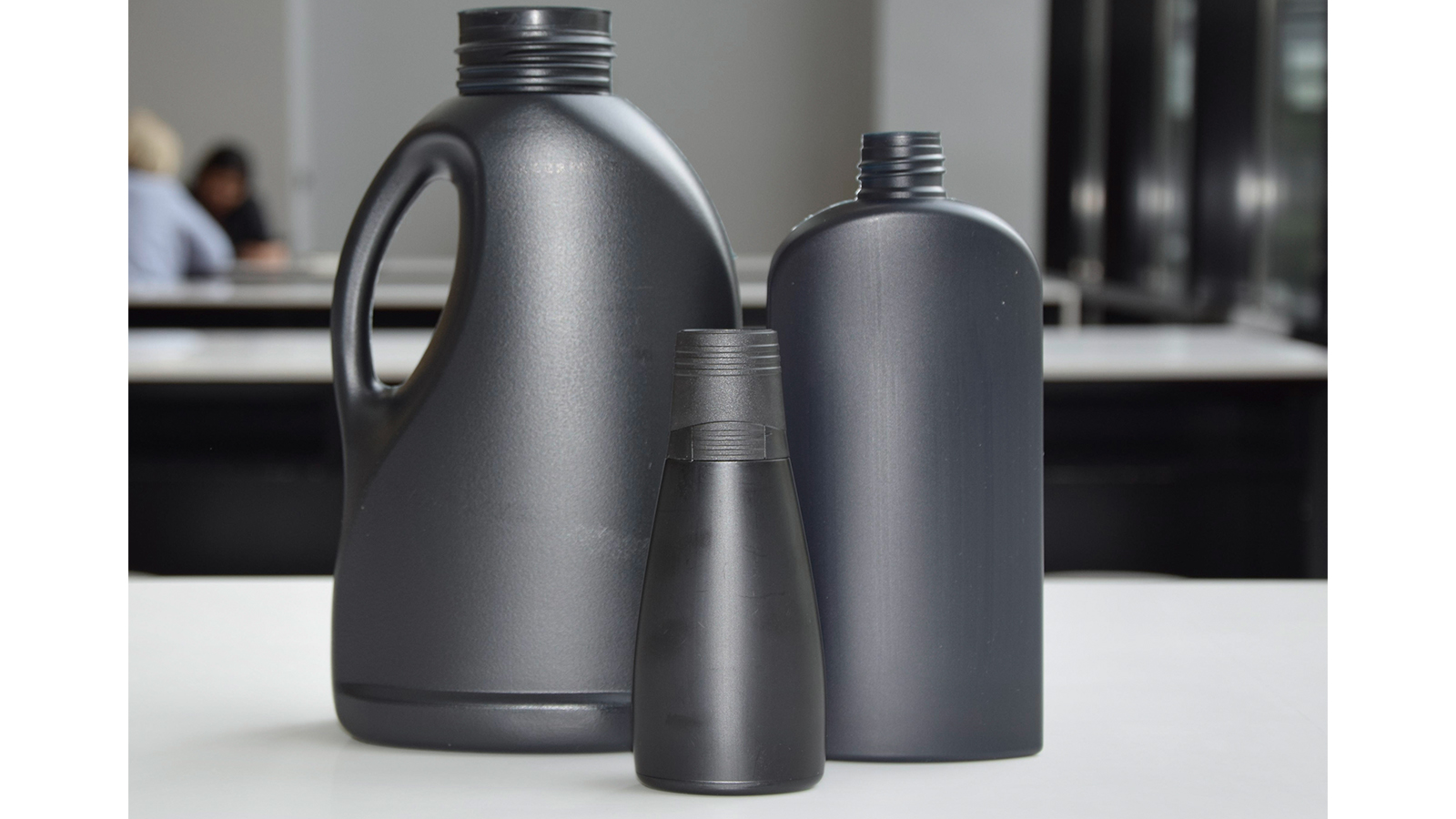 The new fully recyclable bottles with the carbon-free black colour can be integrated back into the value chain. Photo: Henkel